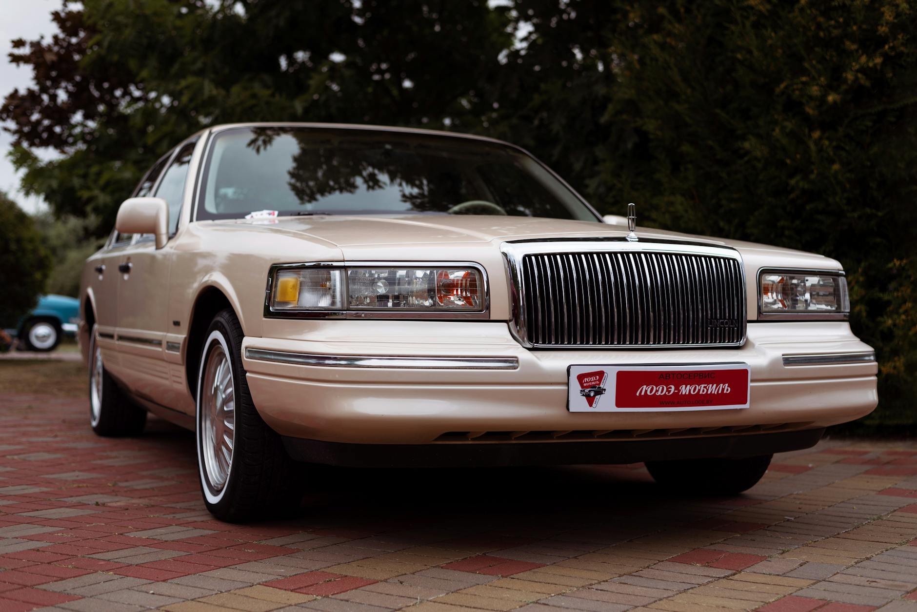 Klasyczny Lincoln Town Car z chromami zaparkowany na utwardzonym placu