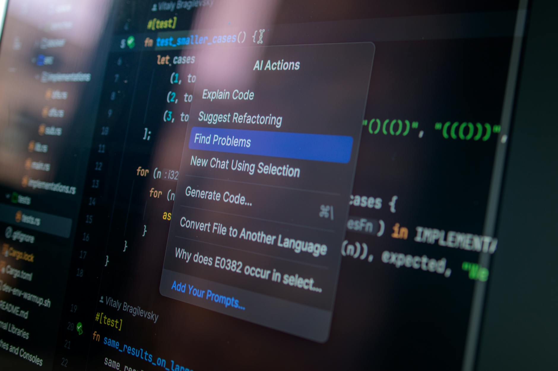Ekran komputera z kodem i menu działań AI dla programisty