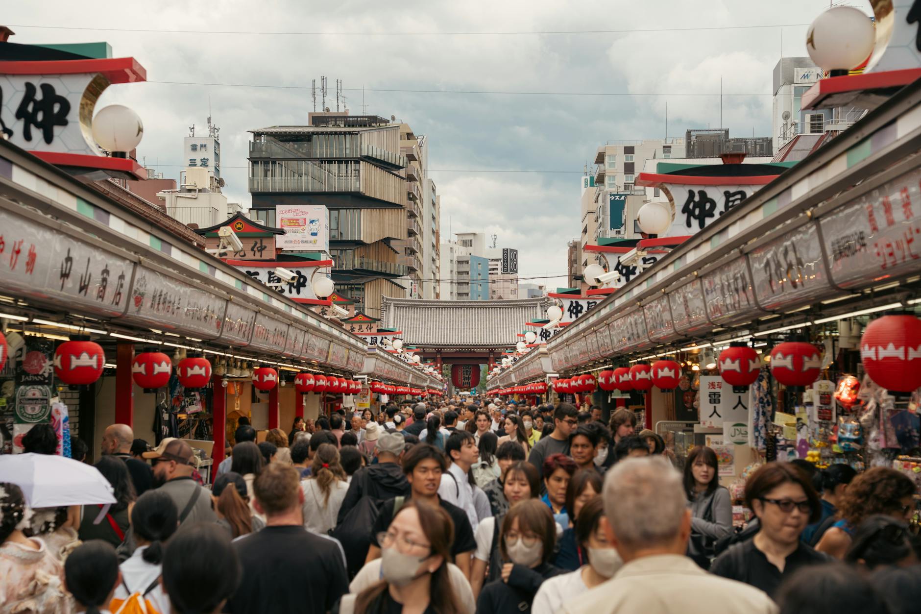 Targ uliczny w tokijskiej dzielnicy Asakusa z czerwonymi lampionami