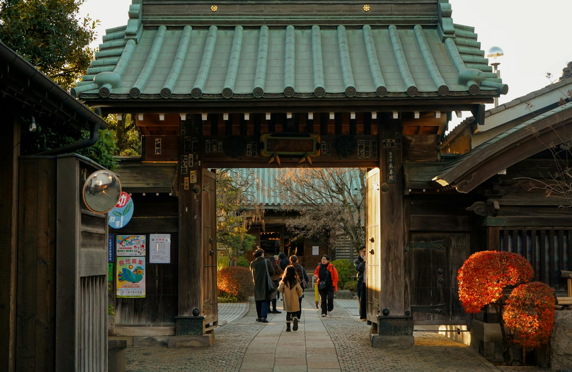 Turyści przechodzą przez tradycyjną bramę świątyni w Japonii