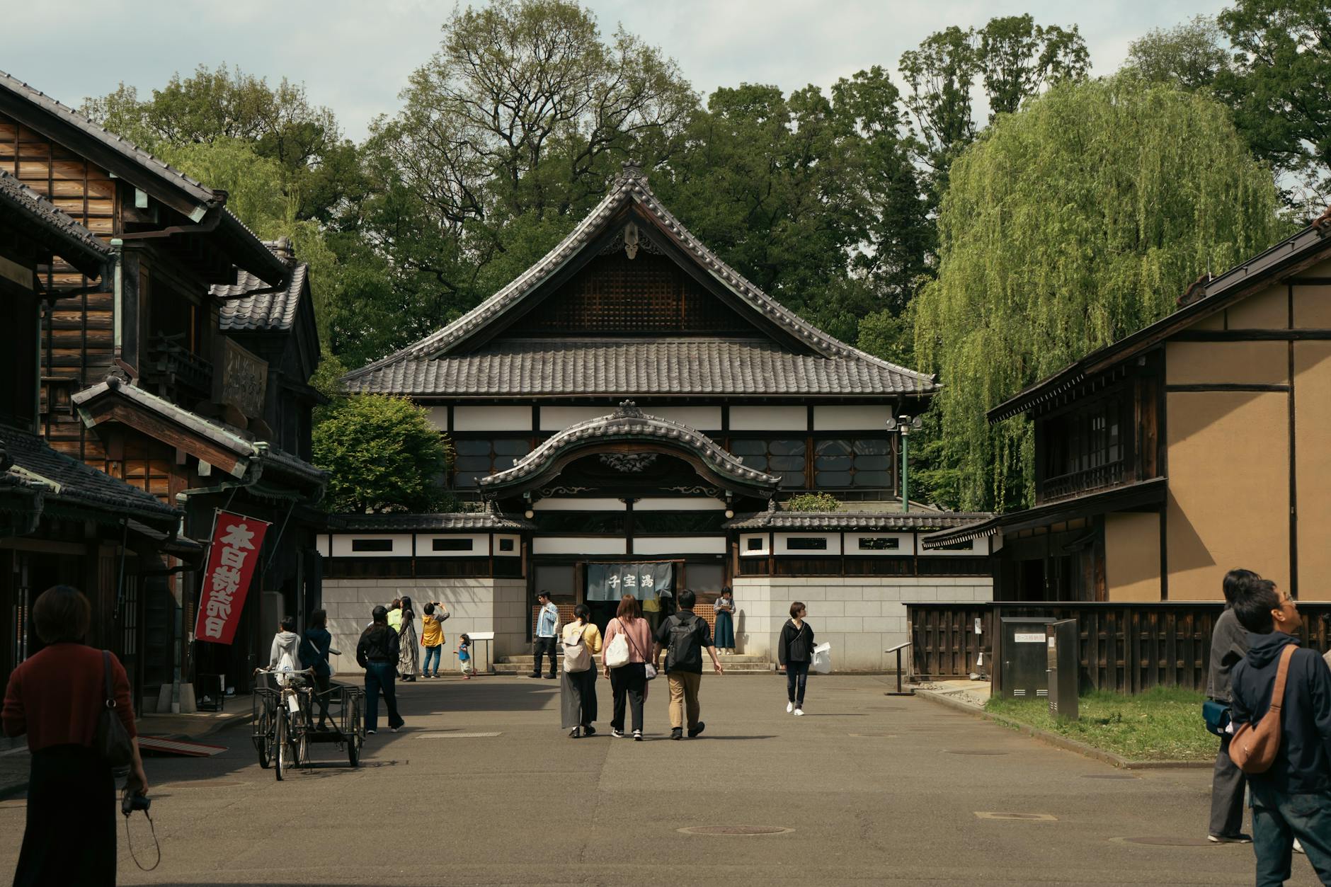 Jak zaplanować pierwszy wyjazd do Japonii: praktyczny przewodnik po najciekawszych miejscach i kosztach podróży Turyści spacerują wśród tradycyjnej zabudowy w spokojnej dzielnicy Tokio